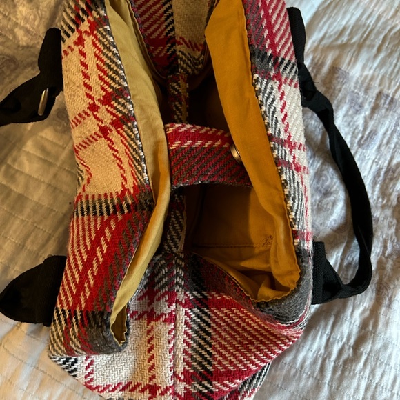 Hurley plaid bag gold toned lining. Front button down pocket. Roomy - Picture 7 of 7